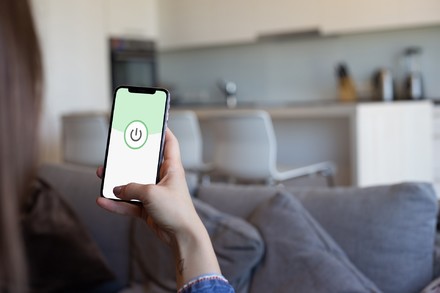 Stop smartphone prima dei 14 anni, dei social a 16