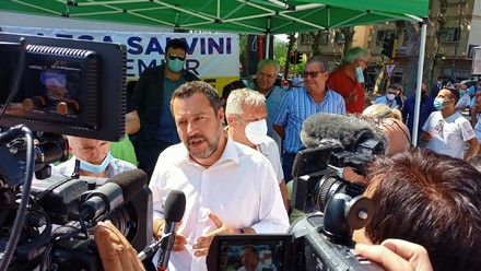 Salvini insulta Macron e lo invita a combattere in Ucraina