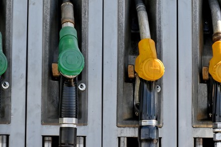 Prezzi carburante sempre più, benzina a 2 euro al self service