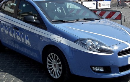 Roma, entra in un bar e spara colpi di pistola: tre feriti