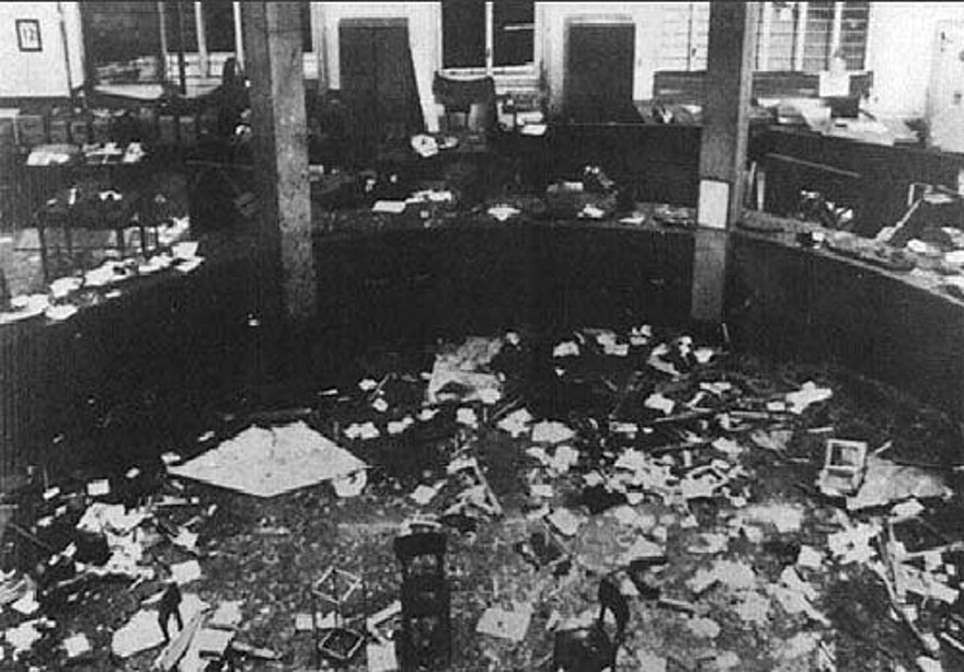 Strage_piazza_fontana_interno_banca.jpg