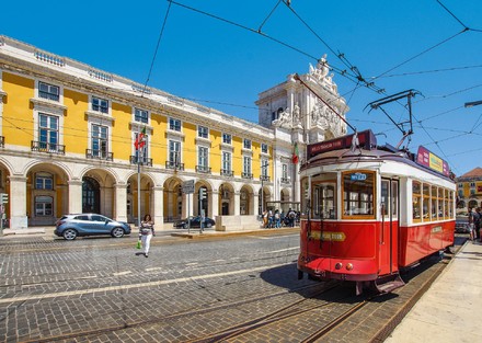 I vaccini trainano il boom turistico a Lisbona