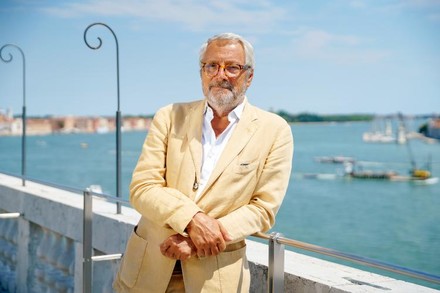 Cresce il monumento con sacchi di sabbia per 'Piazza Ucraina'