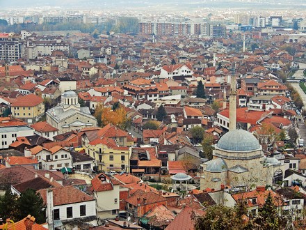 Viaggio a Mitrovica dove Nato go home e murales pro Putin