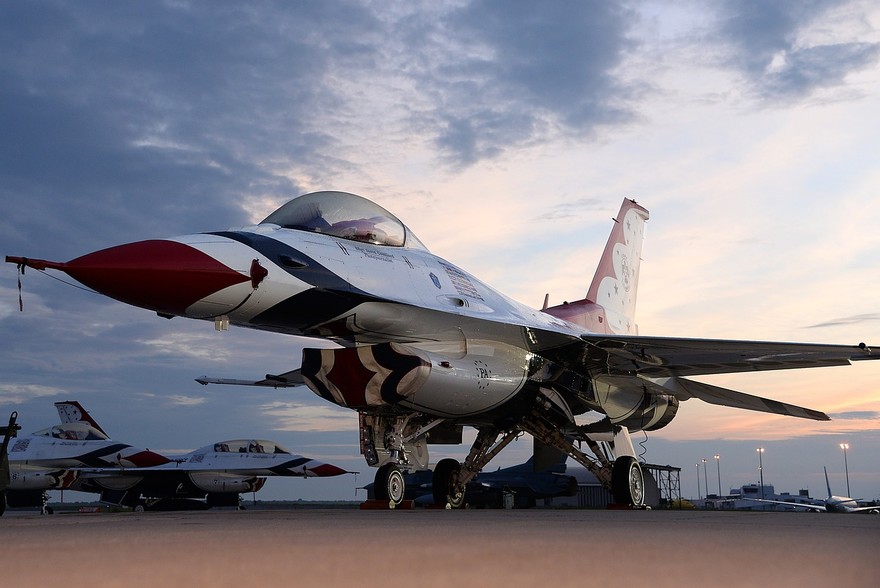 f-16-thunderbird-2678840_1280.jpg