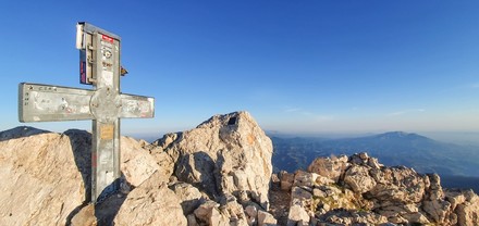 Vade retro le croci dalle montagne. E da ospedali e farmacie