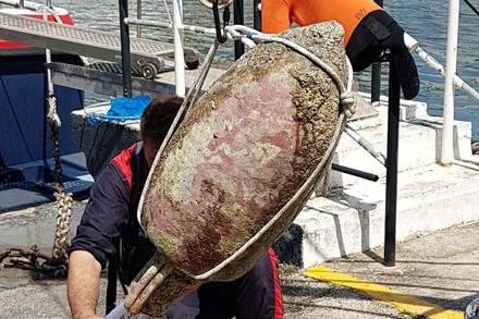 A Ventotene riaffiorano antiche anfore romane 