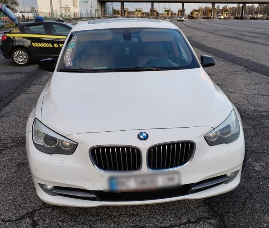 Auto BMW sequestrata