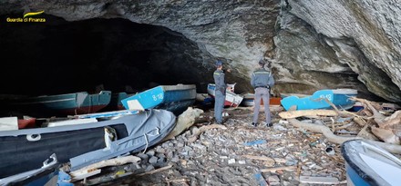 A Ponza c'&egrave; una grotta marina trasformata in discarica di relitti