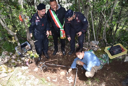 Affiora uno scheletro dal suolo ma &egrave; quello di un soldato tedesco