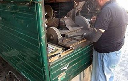 Donne &egrave; arrivato l'arrotino: ma era un truffatore