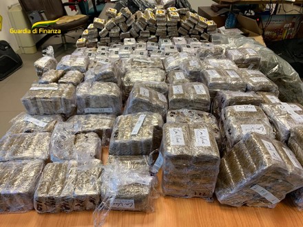 Smantellata banda dello spaccio internazionale a Pisa