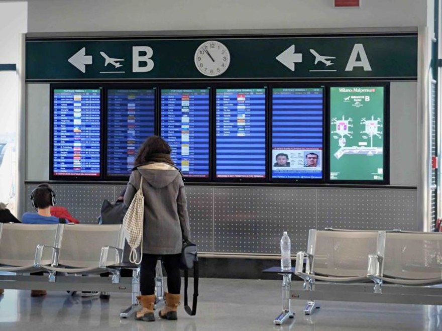 aeroporto passeggeri in attesa