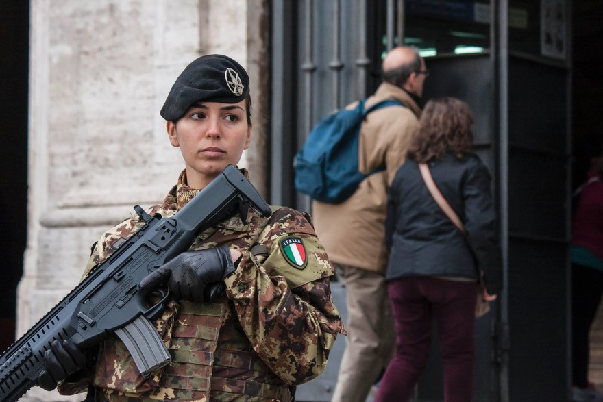 donna militare giubileo controlli