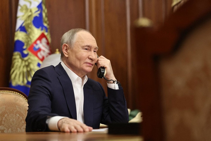 Russia Putin al telefono