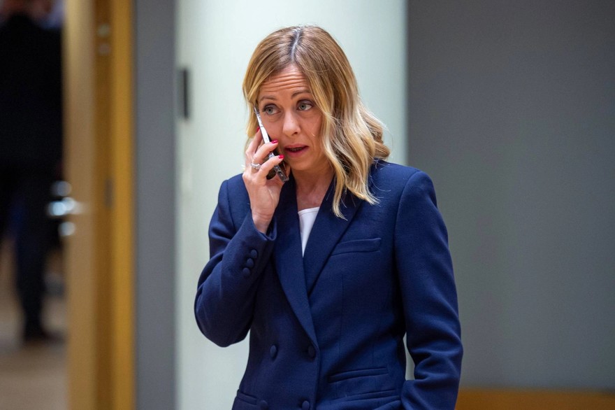 Giorgia Meloni al telefono.jpg