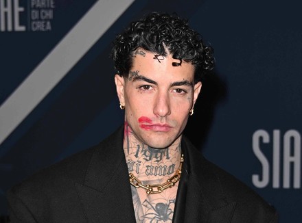 Sanremo 2025, Tony Effe e il 'caso collana', scatta il divieto