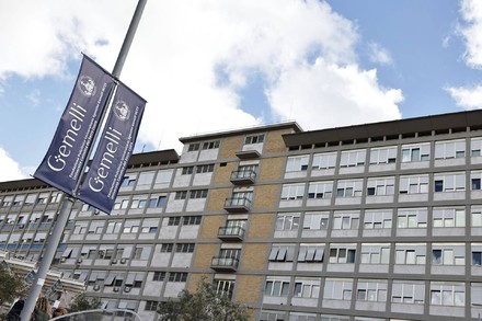 Papa Francesco sta meglio ma non &egrave; fuori pericolo