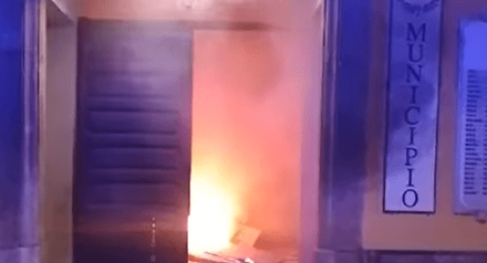 Paura in provincia di Salerno bomba contro portone del Municipio 