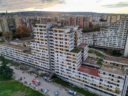 A Scampia &egrave; iniziato l'abbattimento della vela gialla