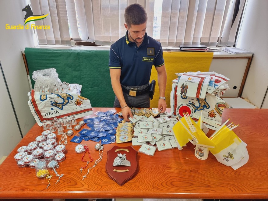 Roma, sequestro gadget pellegrini.jpg