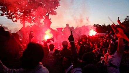 Parigi disordini durante i festeggiamenti per la vittoria del PSG