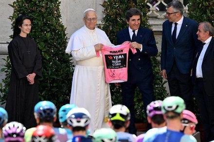 La maglia rosa del Giro d'Italia 2025 è del Papa