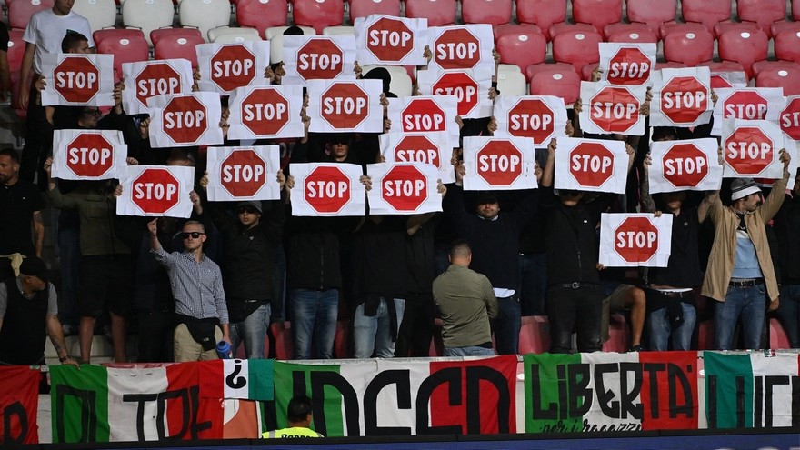 tifosi-dell-italia-voltano-le-spalle-al-campo-durante-l-inno-nazionale-di-israele.jpg