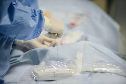 Medico interrompe l'operazione per fare sesso con l'infermiera